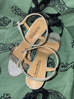 Badgley Mischka Silver Glitter Open-Toe Block Heel Sandals Size 8 New in box!